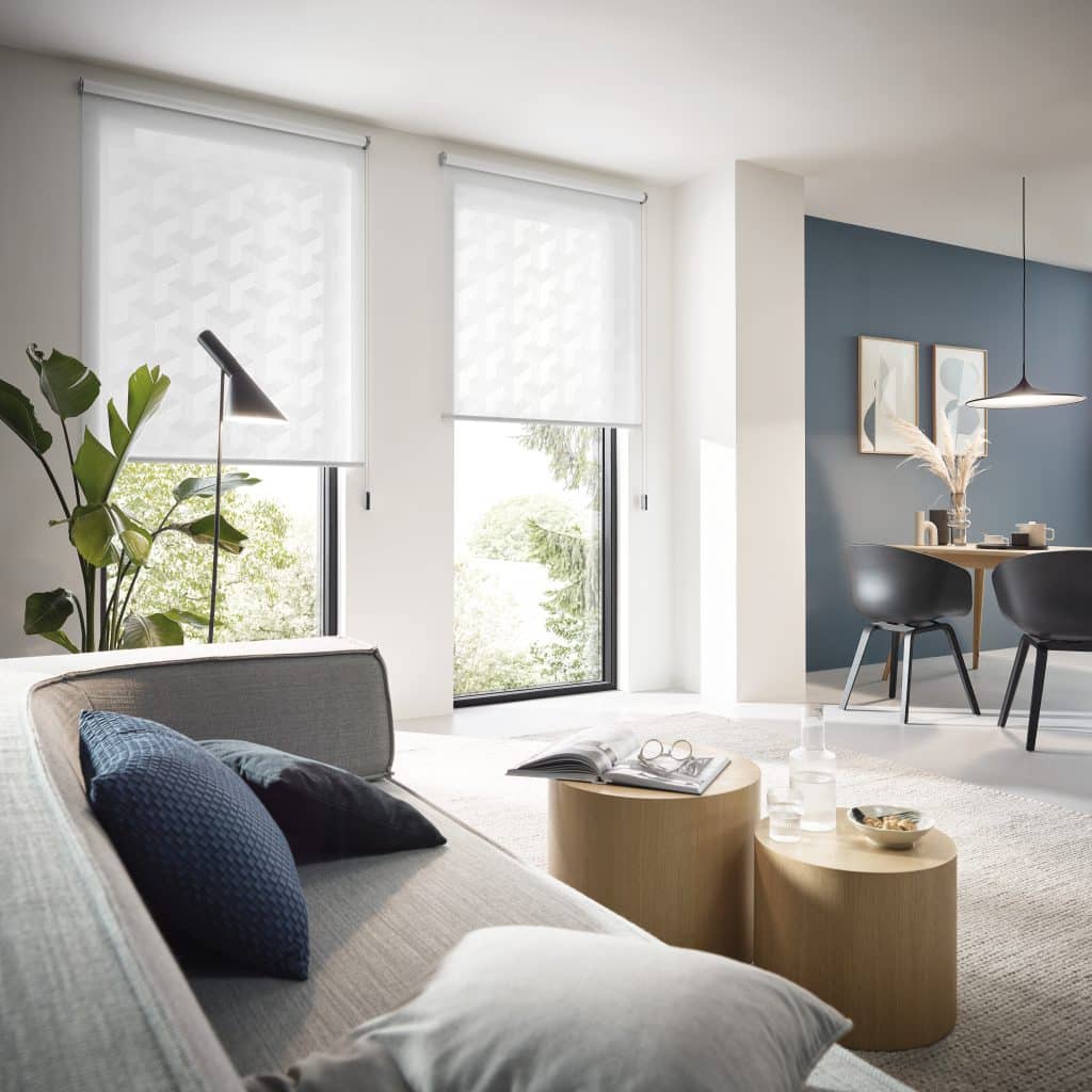 Modernes Wohnzimmer mit Innenliegenden Sonnenschutzrollo