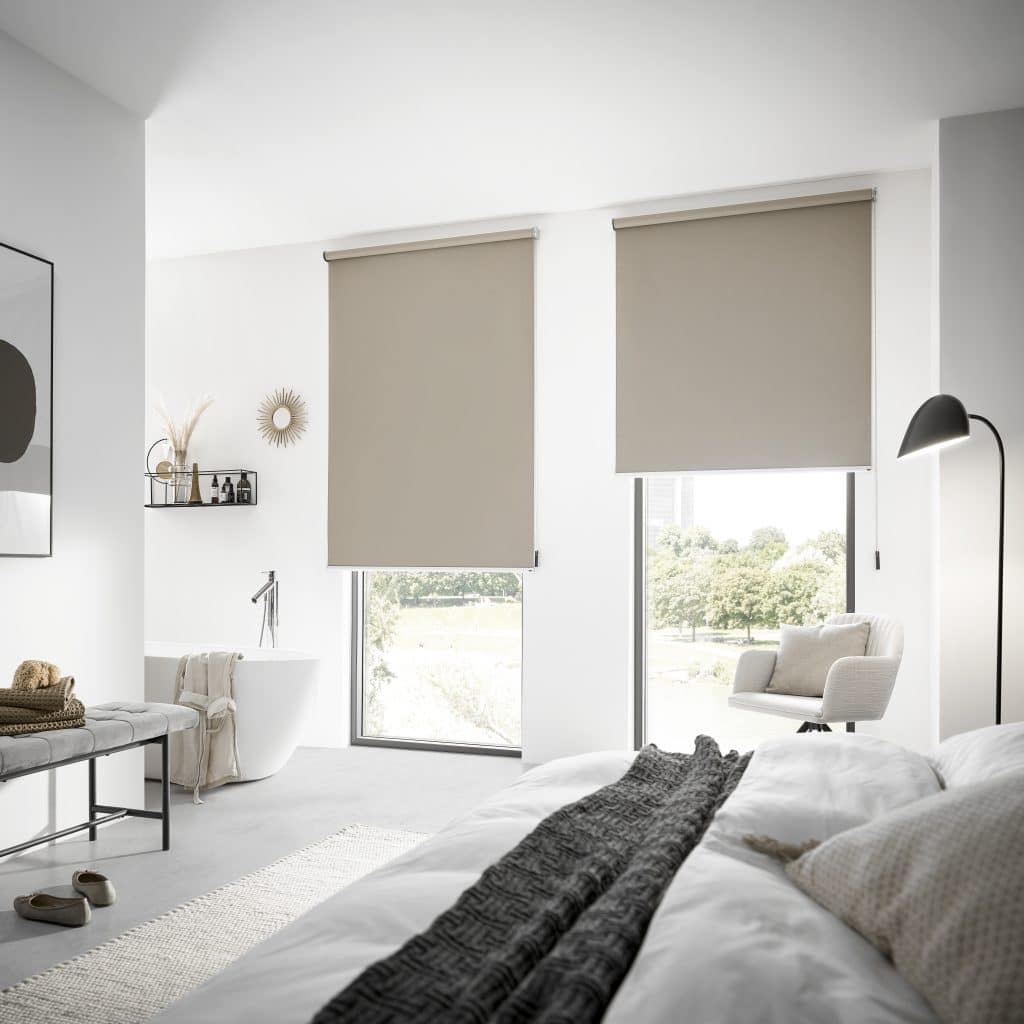 Modernes Wohnzimmer mit Innenliegenden Sonnenschutzrollo