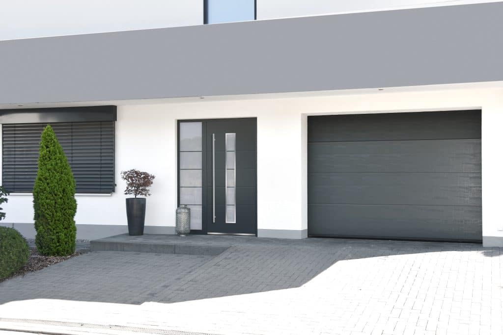 Moderne Hauseingangstür mit Seittenteil und Garagentor