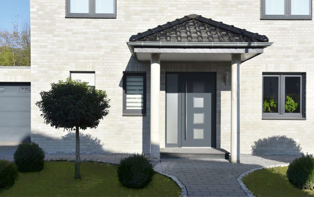 Moderne Hauseingangstür mit Seittenteil