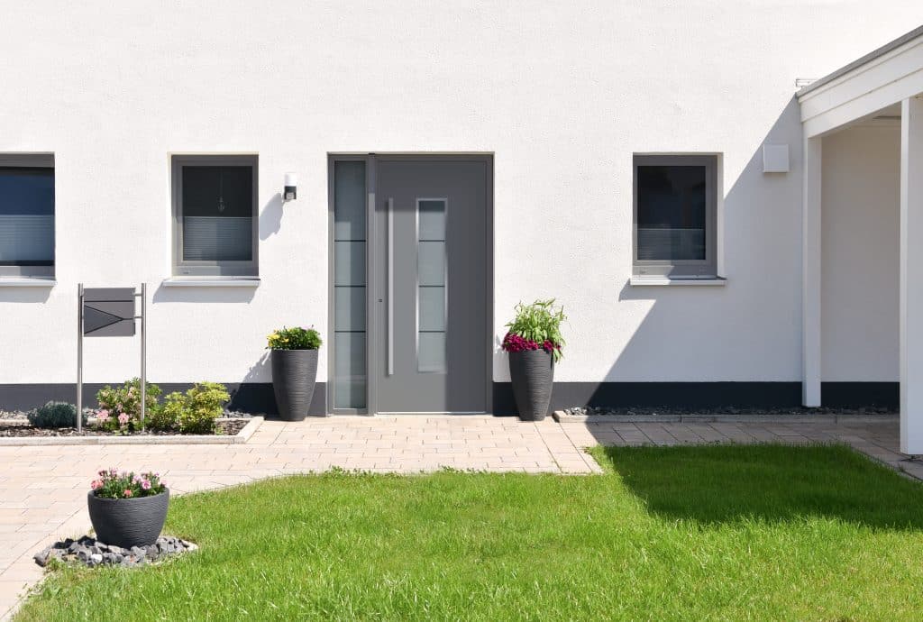 Moderne Hauseingangstür mit Seittenteil