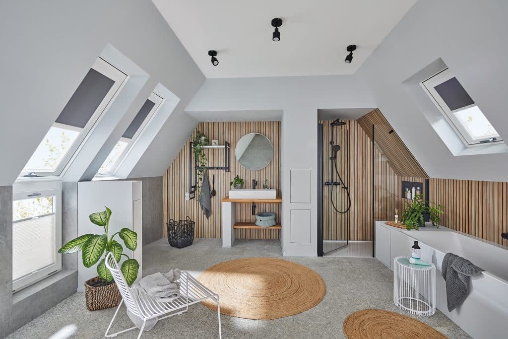 Modernes Badezimmer im Dachgeschoß mit Dachflächenfenstern und Sonnenschutz