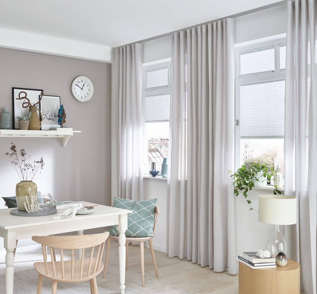 Sonnenschutzplisee können variable am Fenster platziert werden.