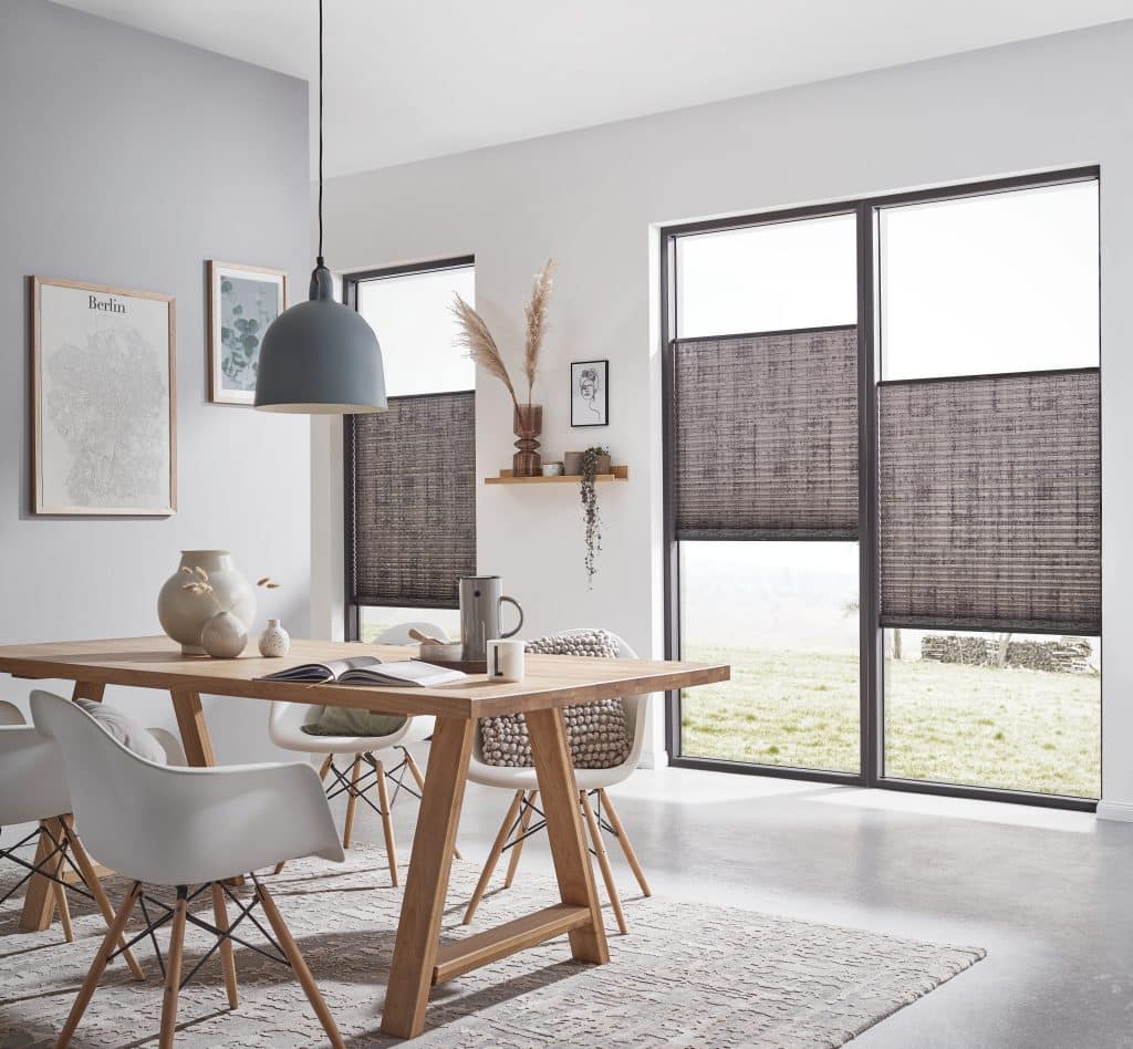 Sonnenschutzplisee können variable am Fenster platziert werden.