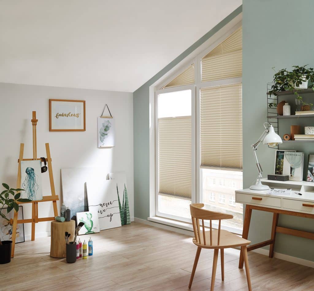 Sonnenschutzplisee können variable am Fenster platziert werden.